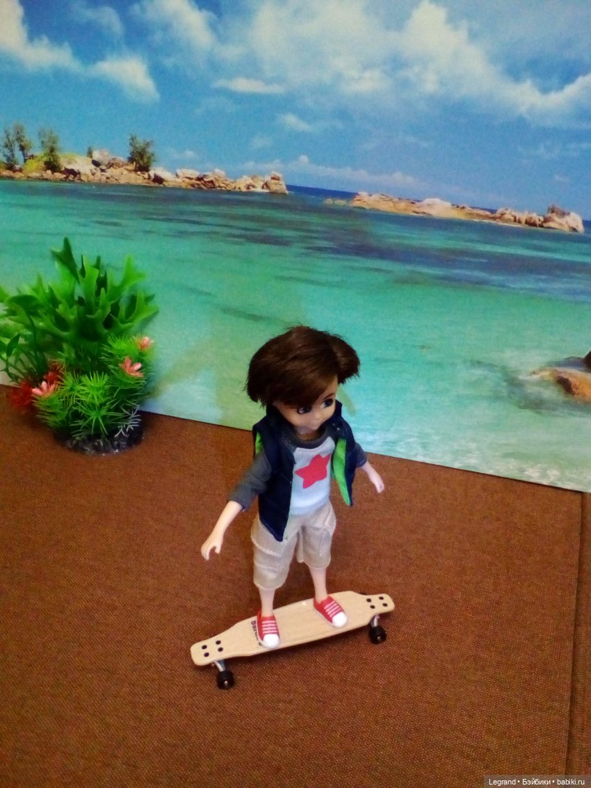 Мальчики на побережье. Парусник