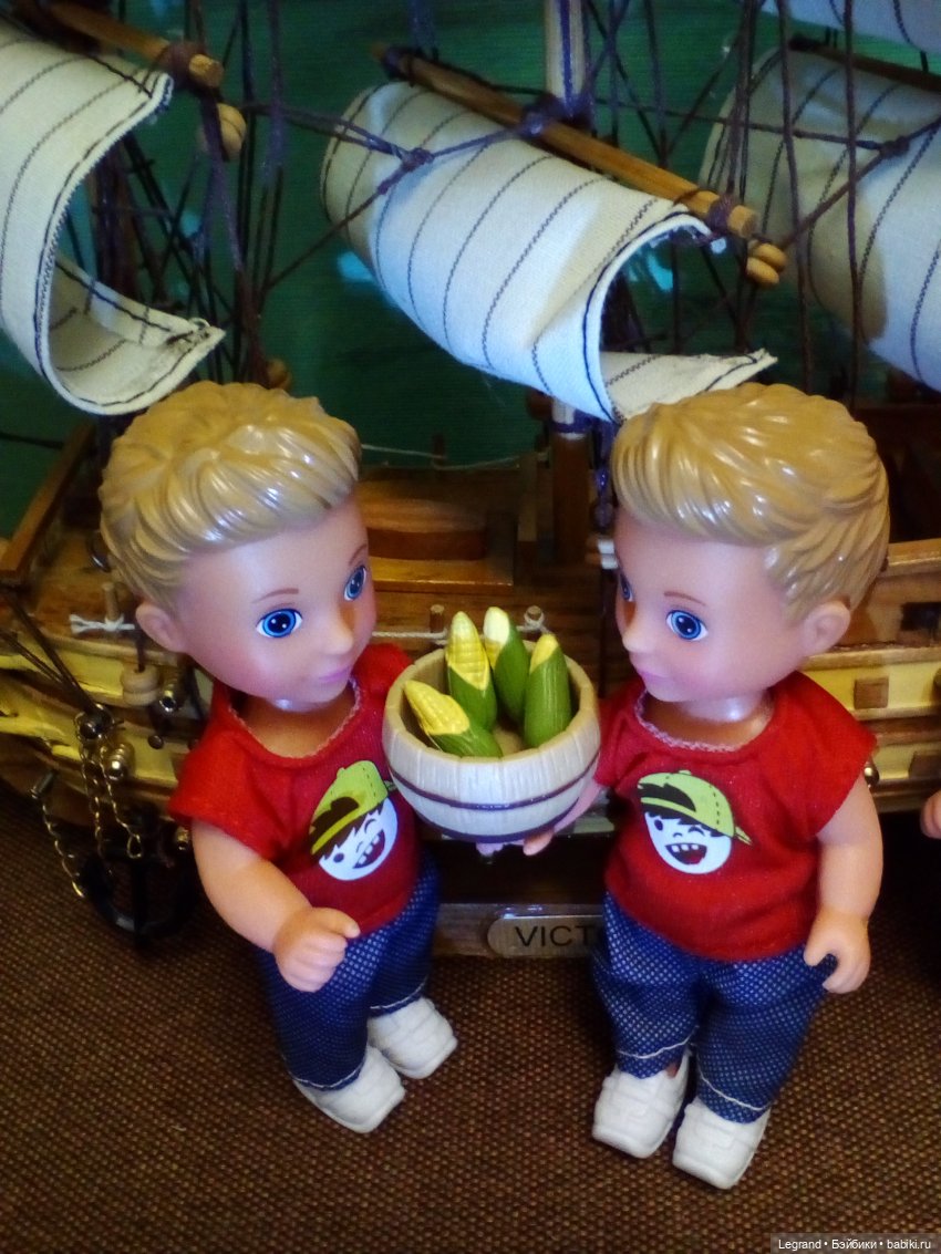 Мальчики на побережье. Парусник