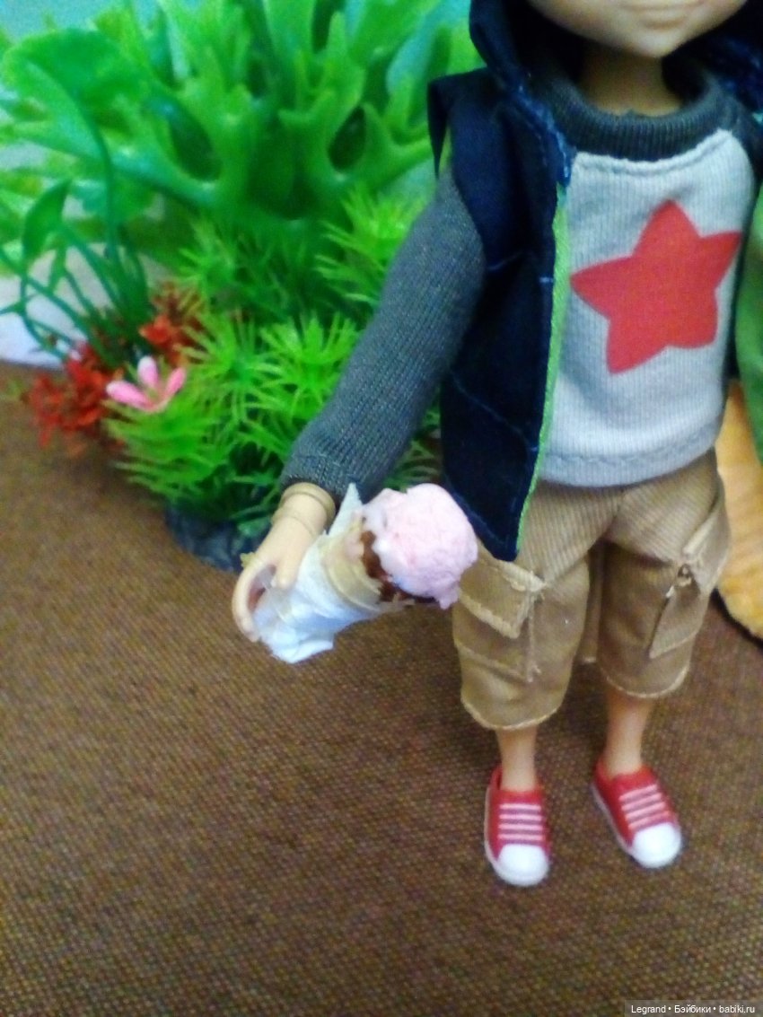 Мальчики на побережье. Парусник