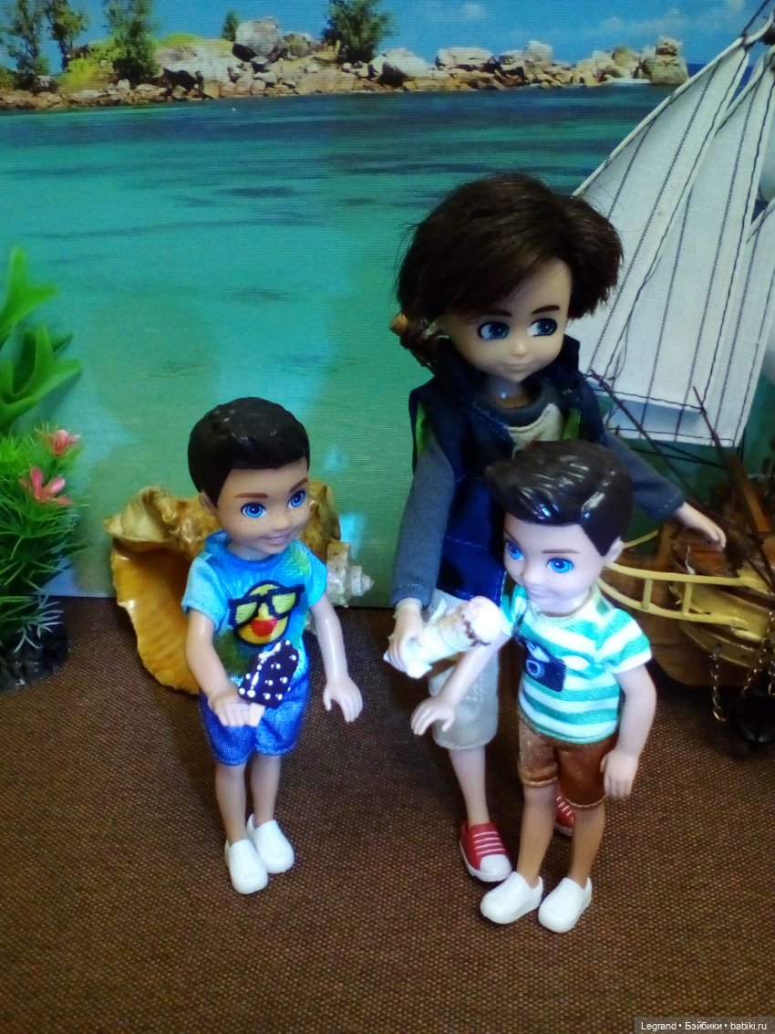 Мальчики на побережье. Парусник