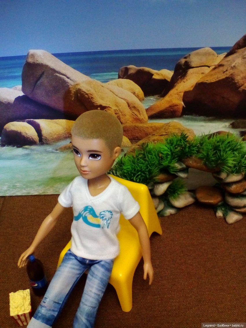 Мальчики на побережье. Парусник