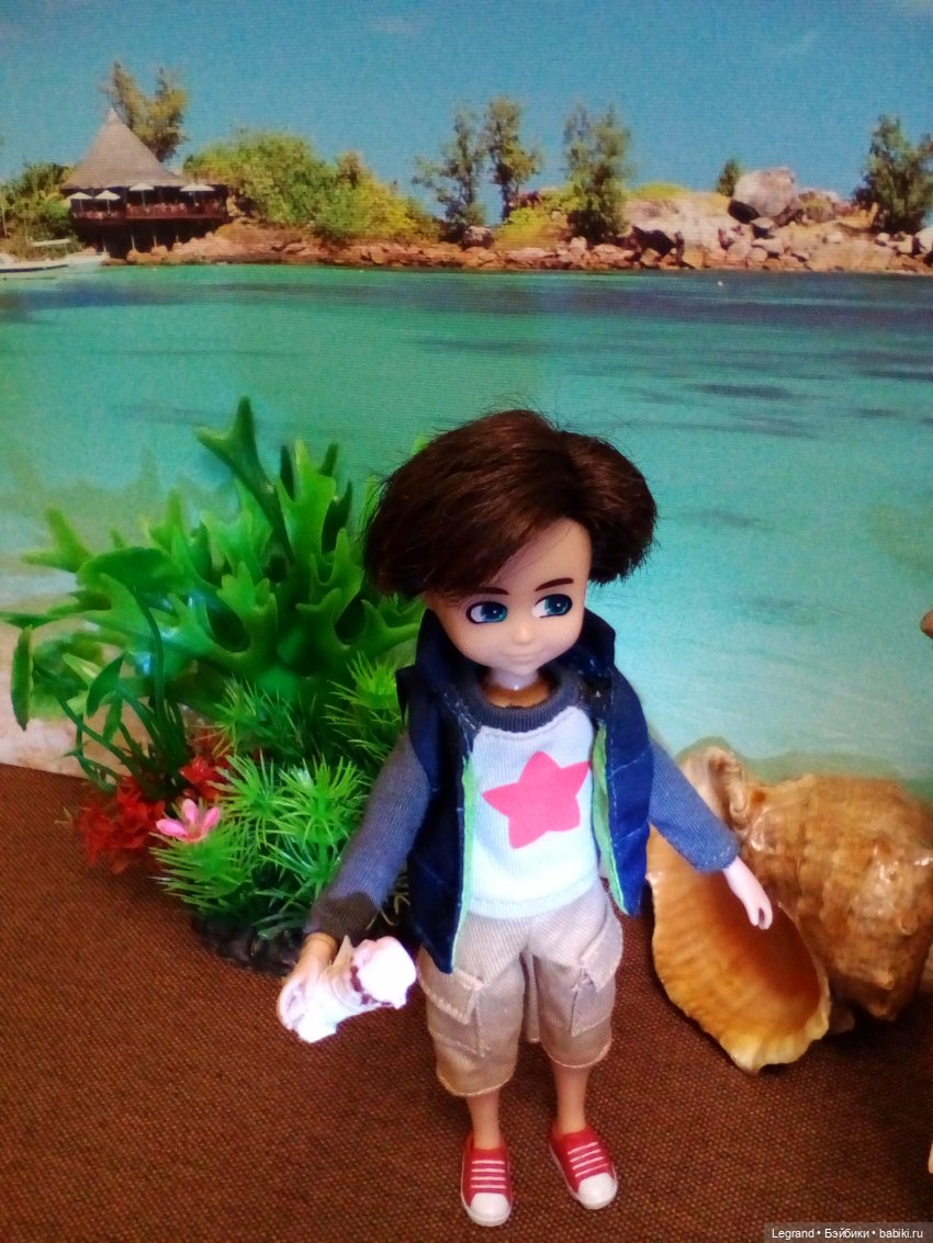 Мальчики на побережье. Парусник