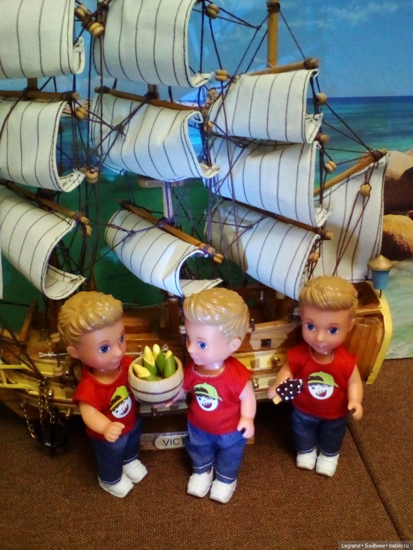 Мальчики на побережье. Парусник