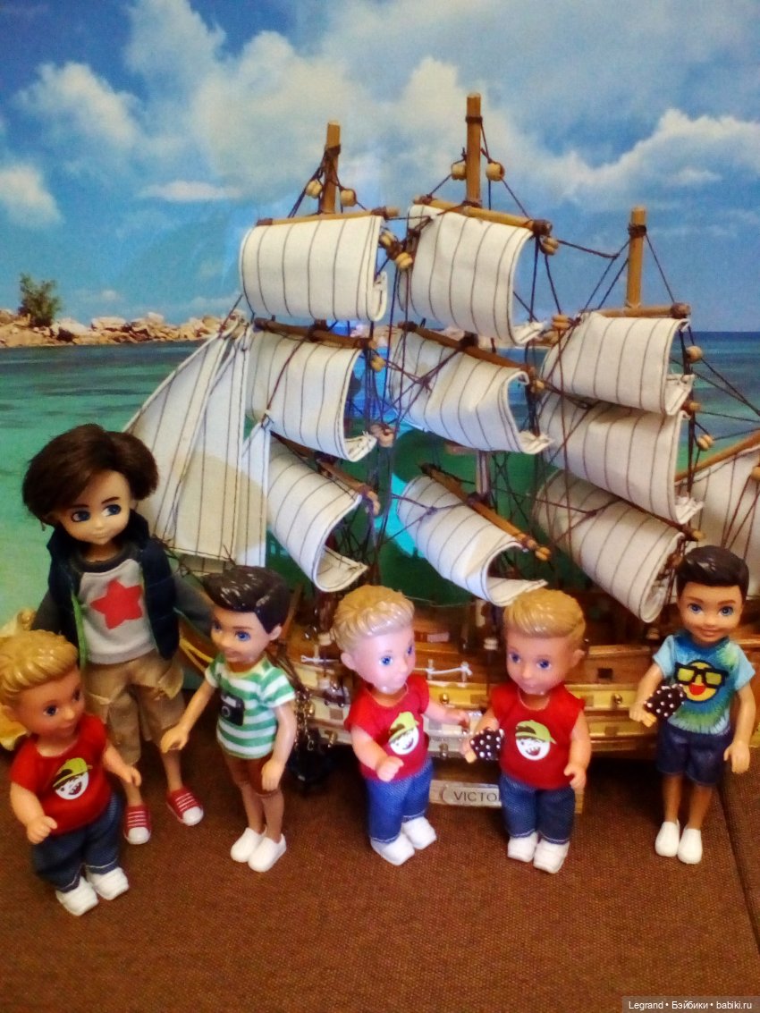 Мальчики на побережье. Парусник