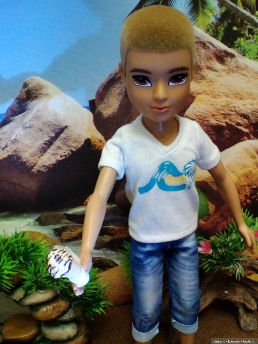 Мальчики на побережье. Парусник