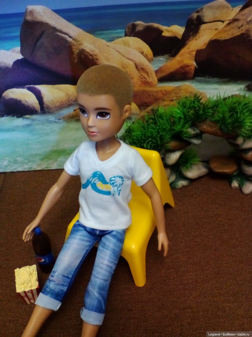 Мальчики на побережье. Парусник