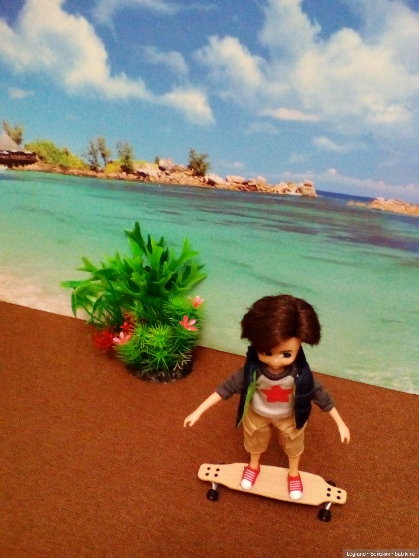 Мальчики на побережье. Парусник