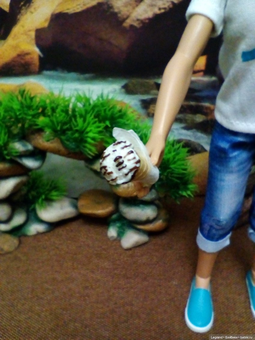 Мальчики на побережье. Парусник