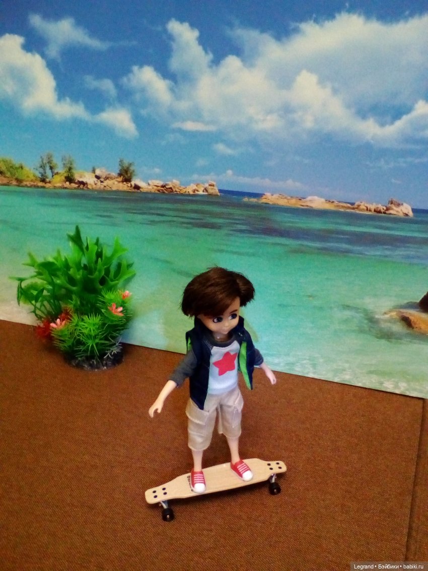 Мальчики на побережье. Парусник