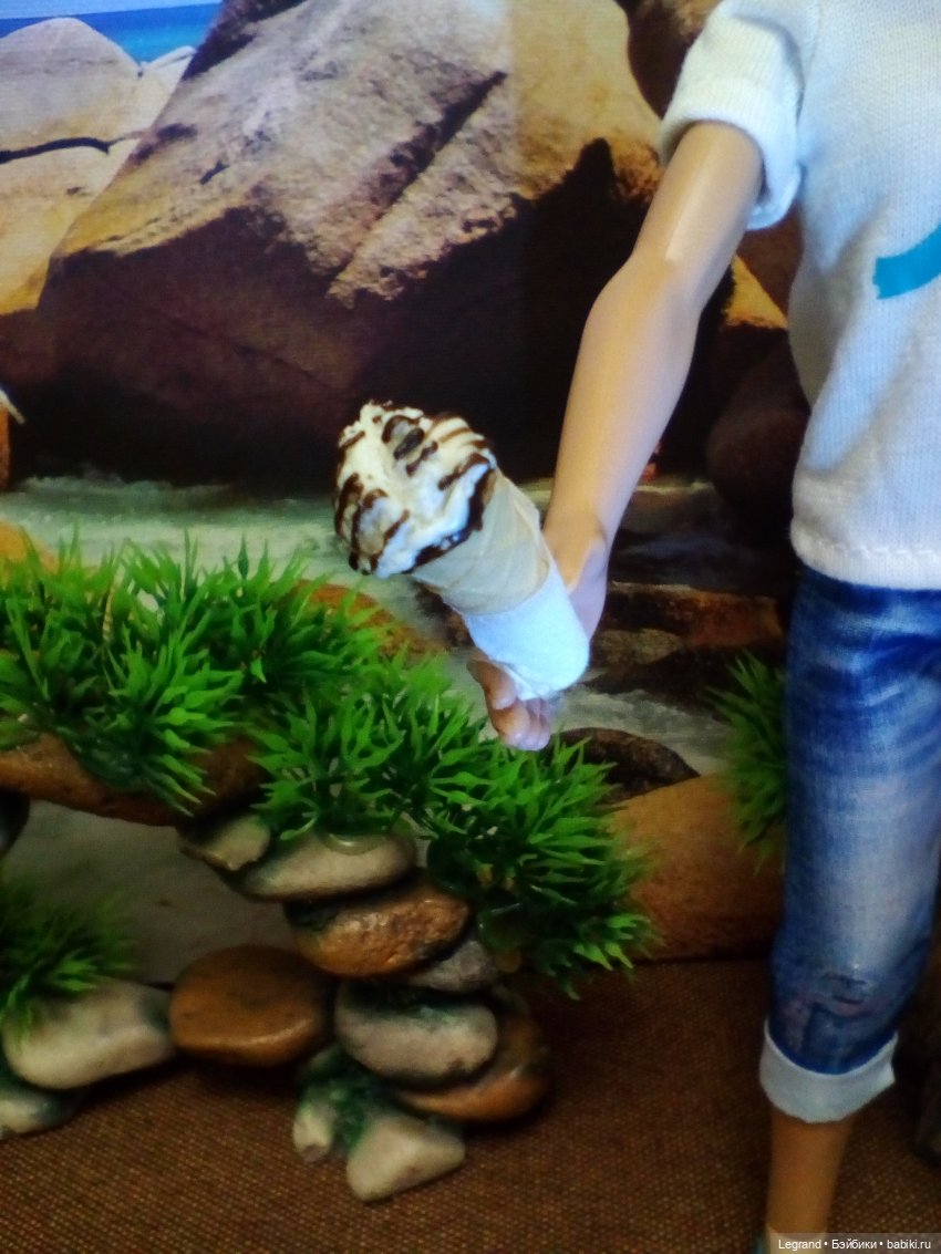 Мальчики на побережье. Парусник