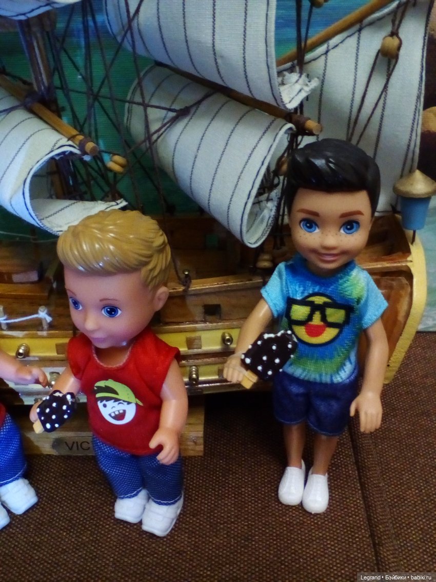 Мальчики на побережье. Парусник