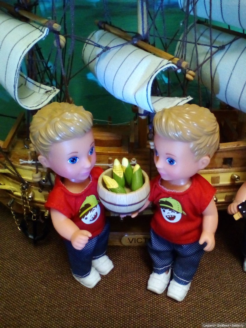 Мальчики на побережье. Парусник