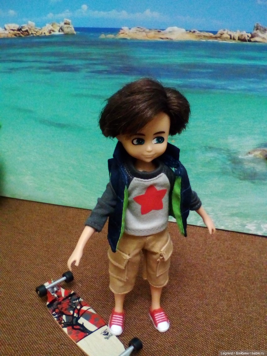 Мальчики на побережье. Парусник