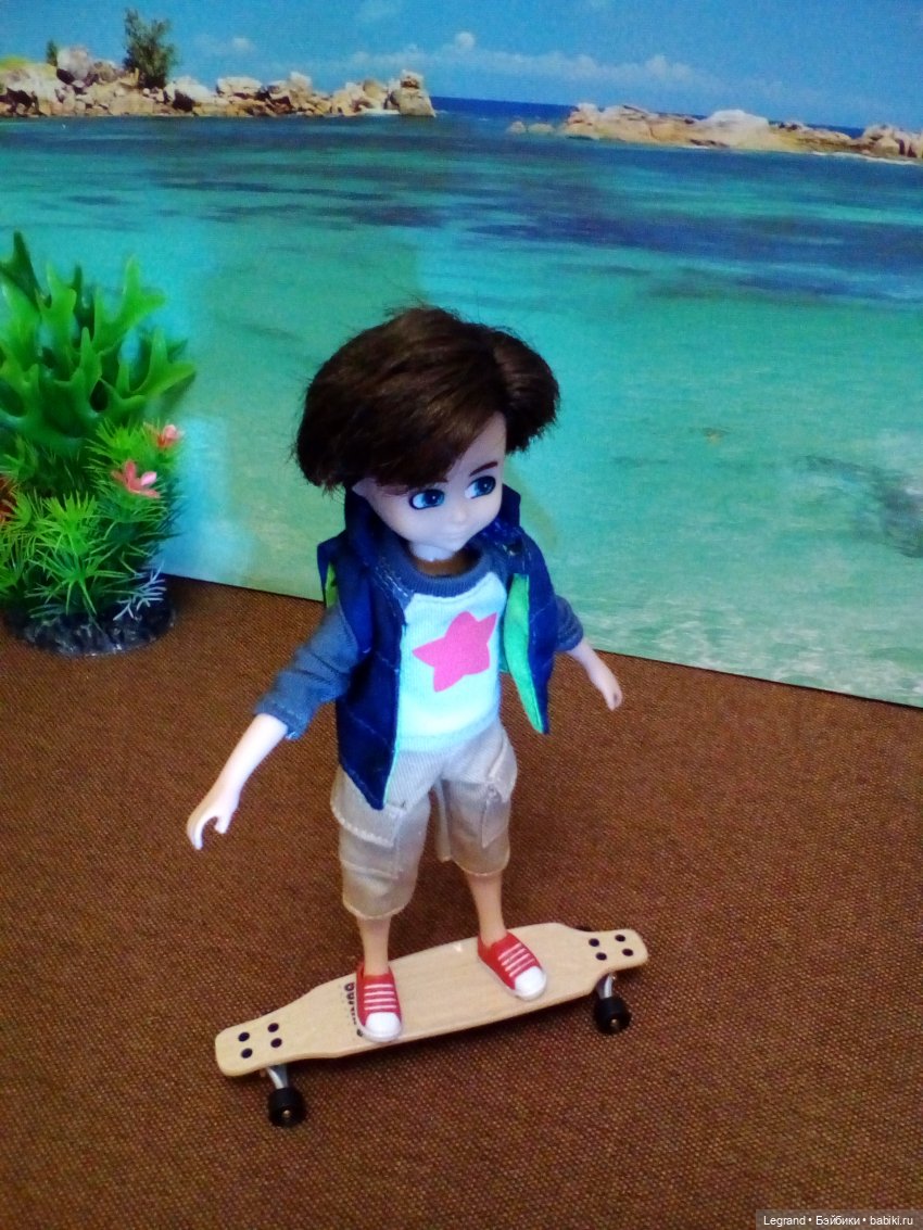 Мальчики на побережье. Парусник