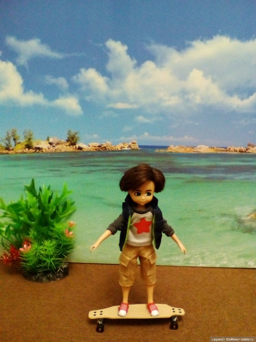 Мальчики на побережье. Парусник