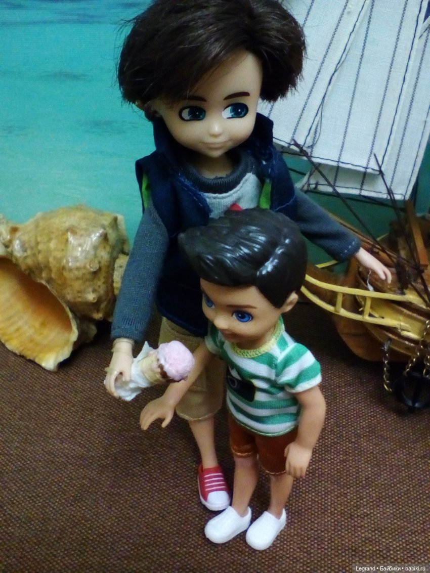 Мальчики на побережье. Парусник