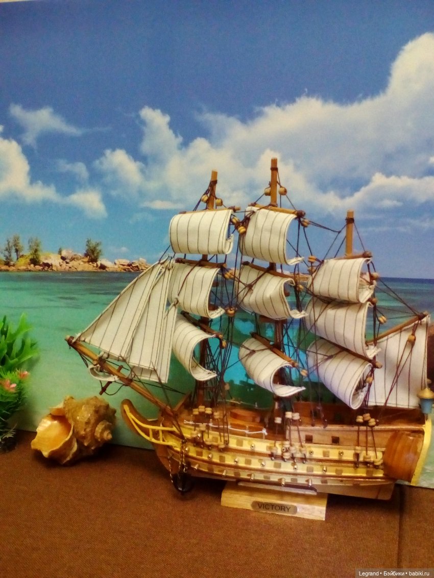 Мальчики на побережье. Парусник