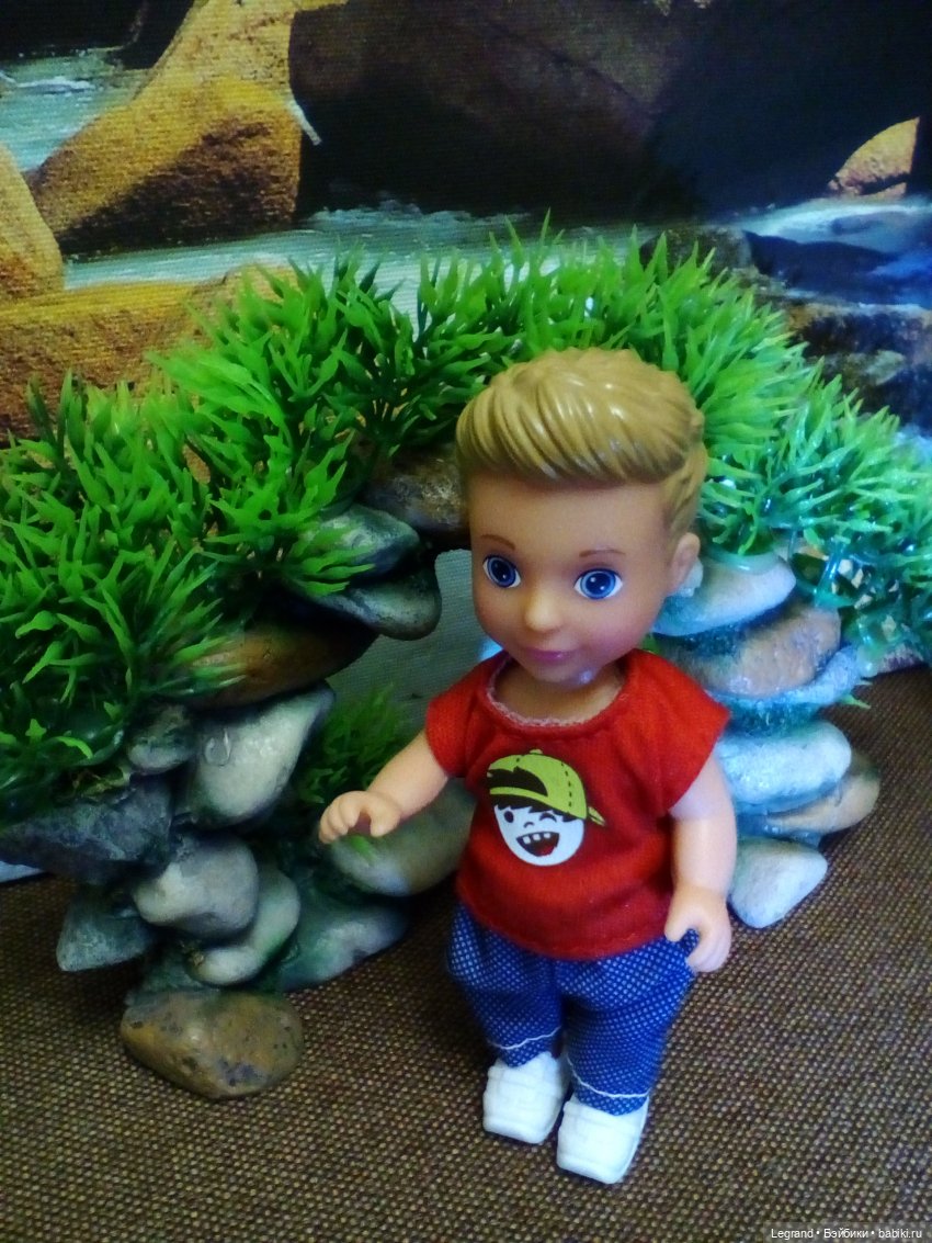 Мальчики на побережье. Парусник