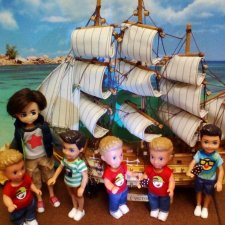 Мальчики на побережье. Парусник.