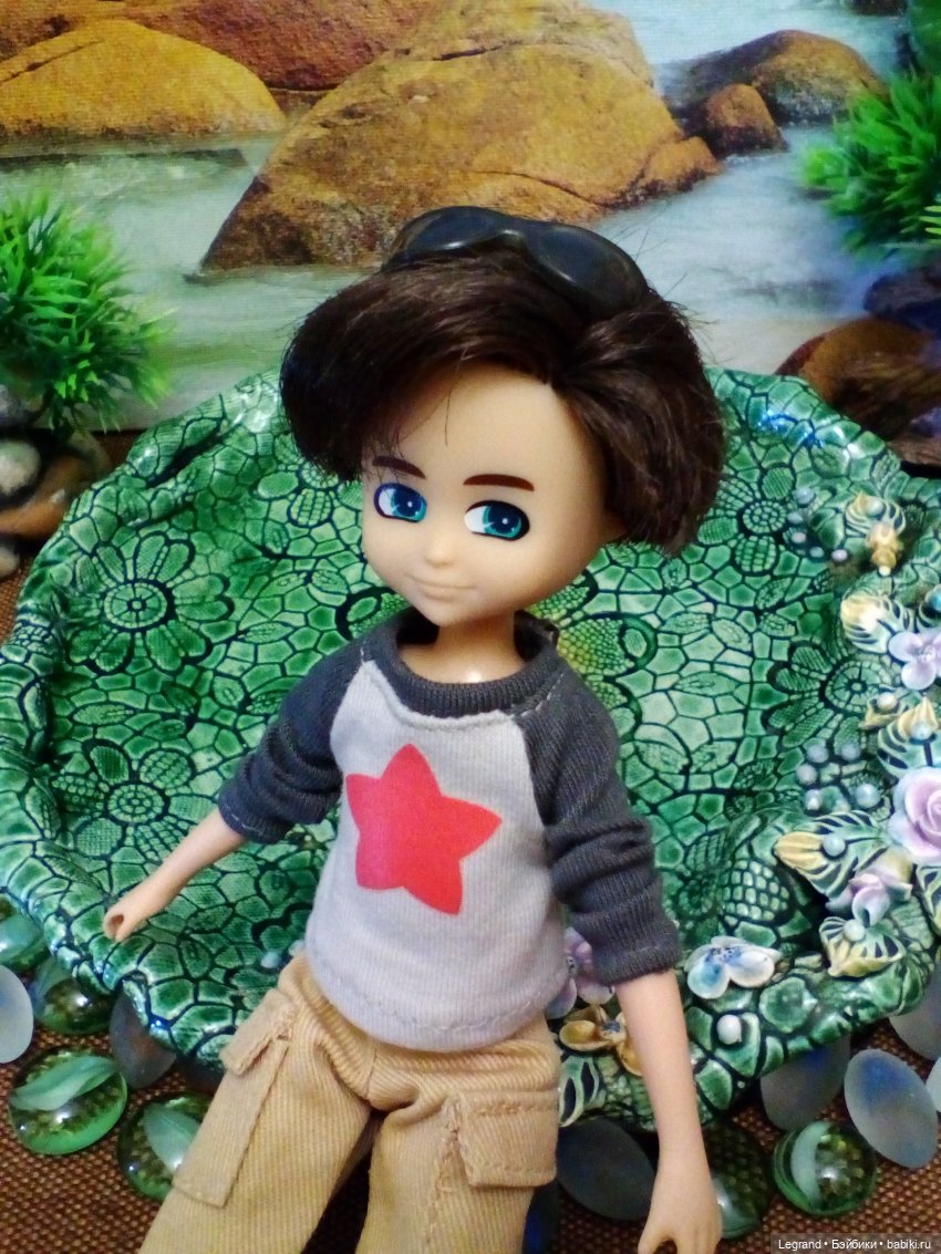 Оливье Ламбер и другие ребята на побережье