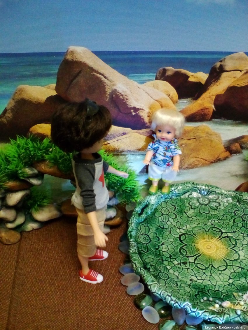 Оливье Ламбер и другие ребята на побережье