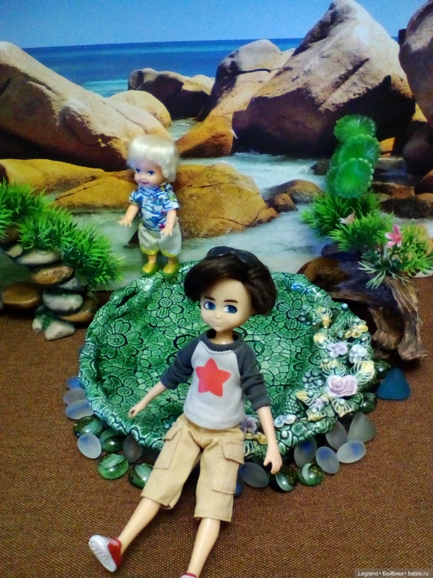 Оливье Ламбер и другие ребята на побережье