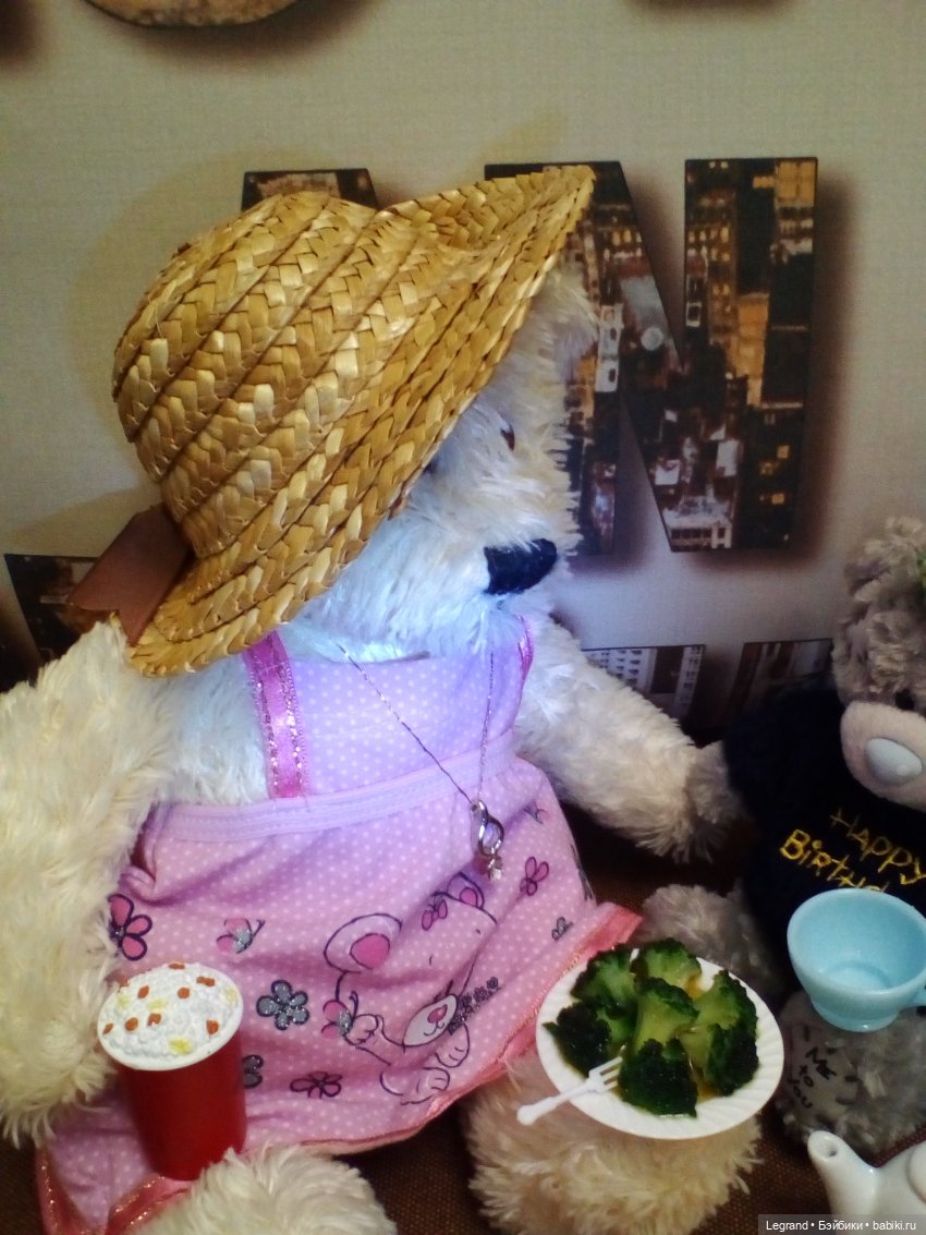 Гри и Пембе за вечерним чаем