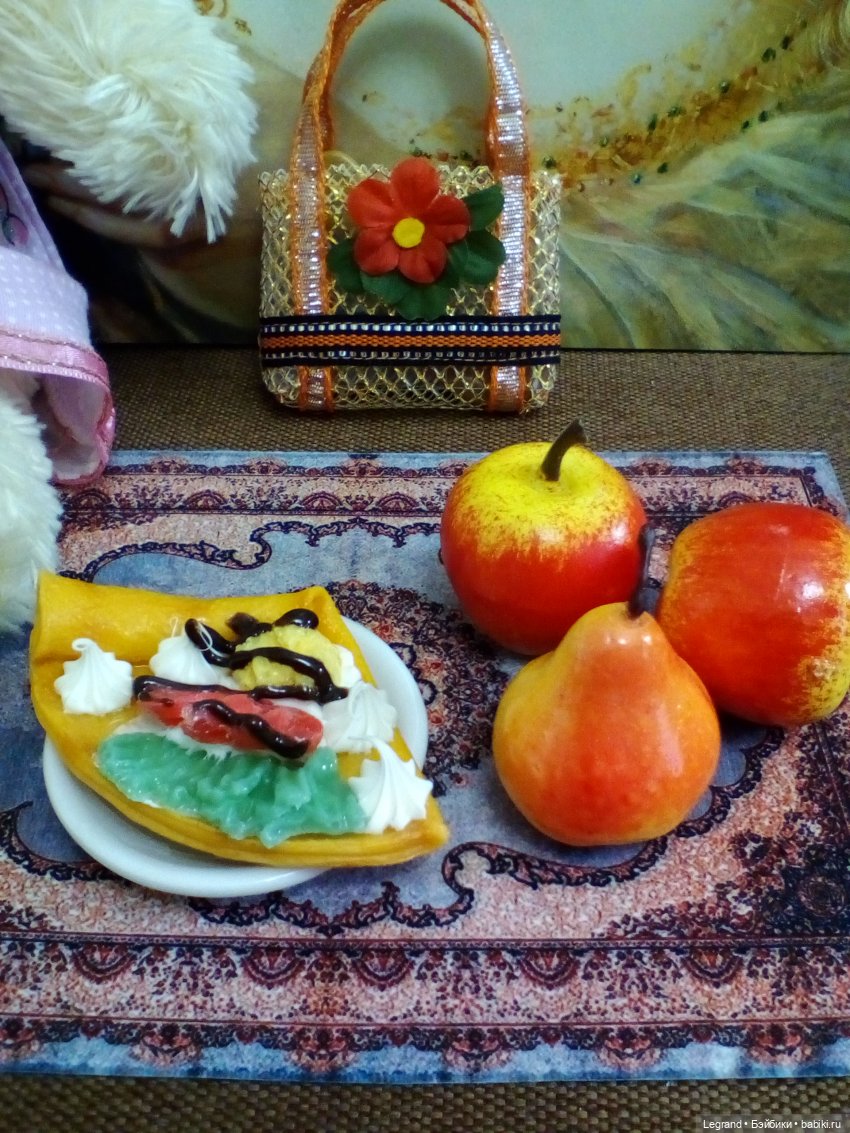 Пембе читает книжку о феях