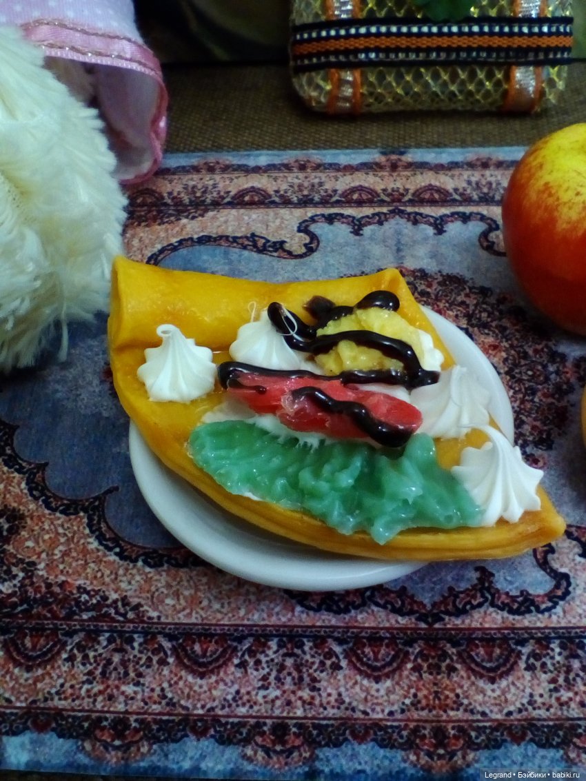 Пембе читает книжку о феях