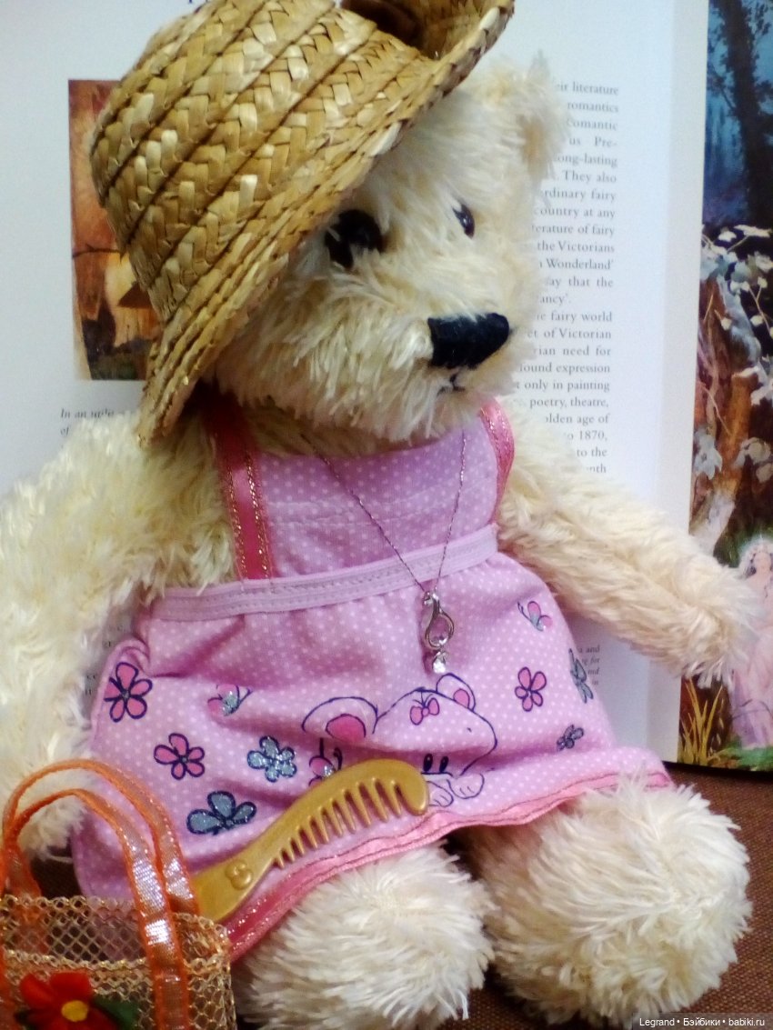 Пембе читает книжку о феях