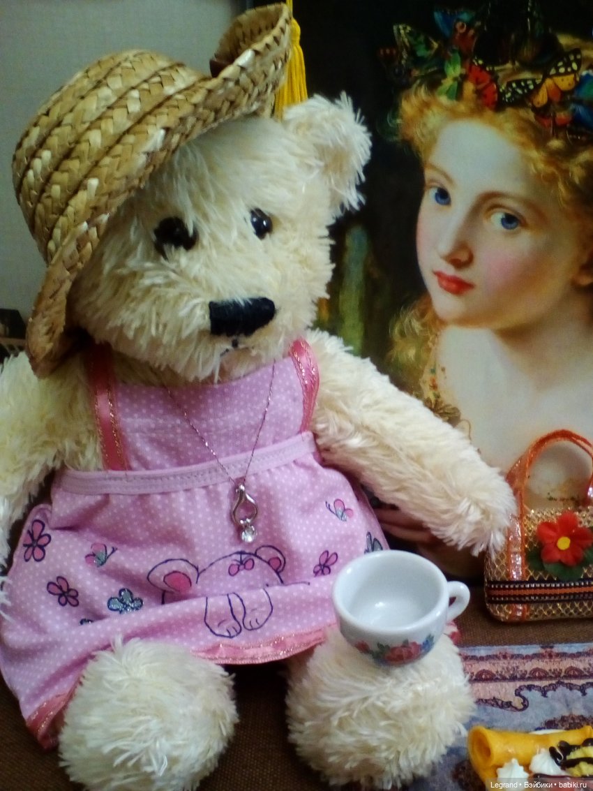 Пембе читает книжку о феях