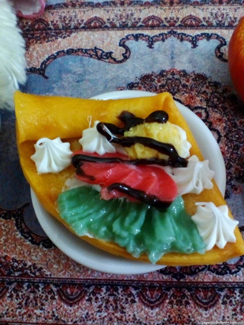 Пембе читает книжку о феях