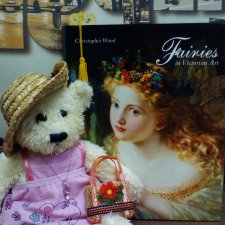 Пембе читает книжку о феях