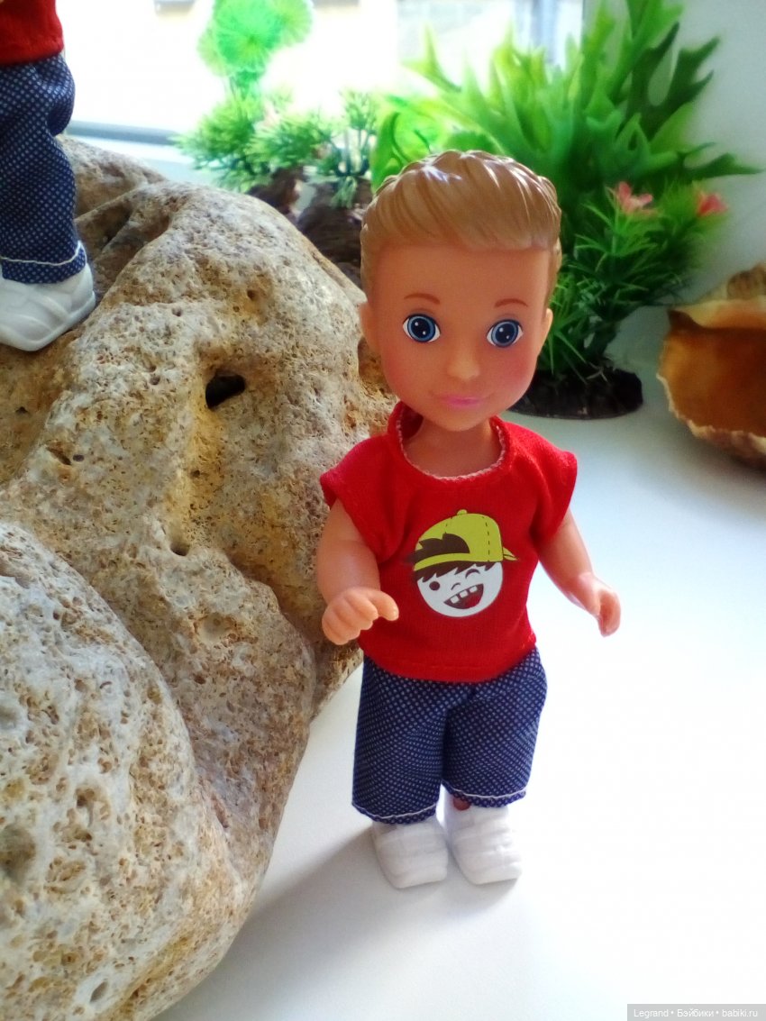 "Мелкие" мальчики: прогулка с собачками (фото 6)