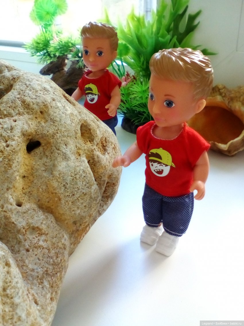 "Мелкие" мальчики: прогулка с собачками (фото 8)