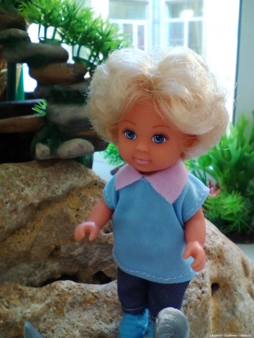 "Мелкие" мальчики: прогулка с собачками