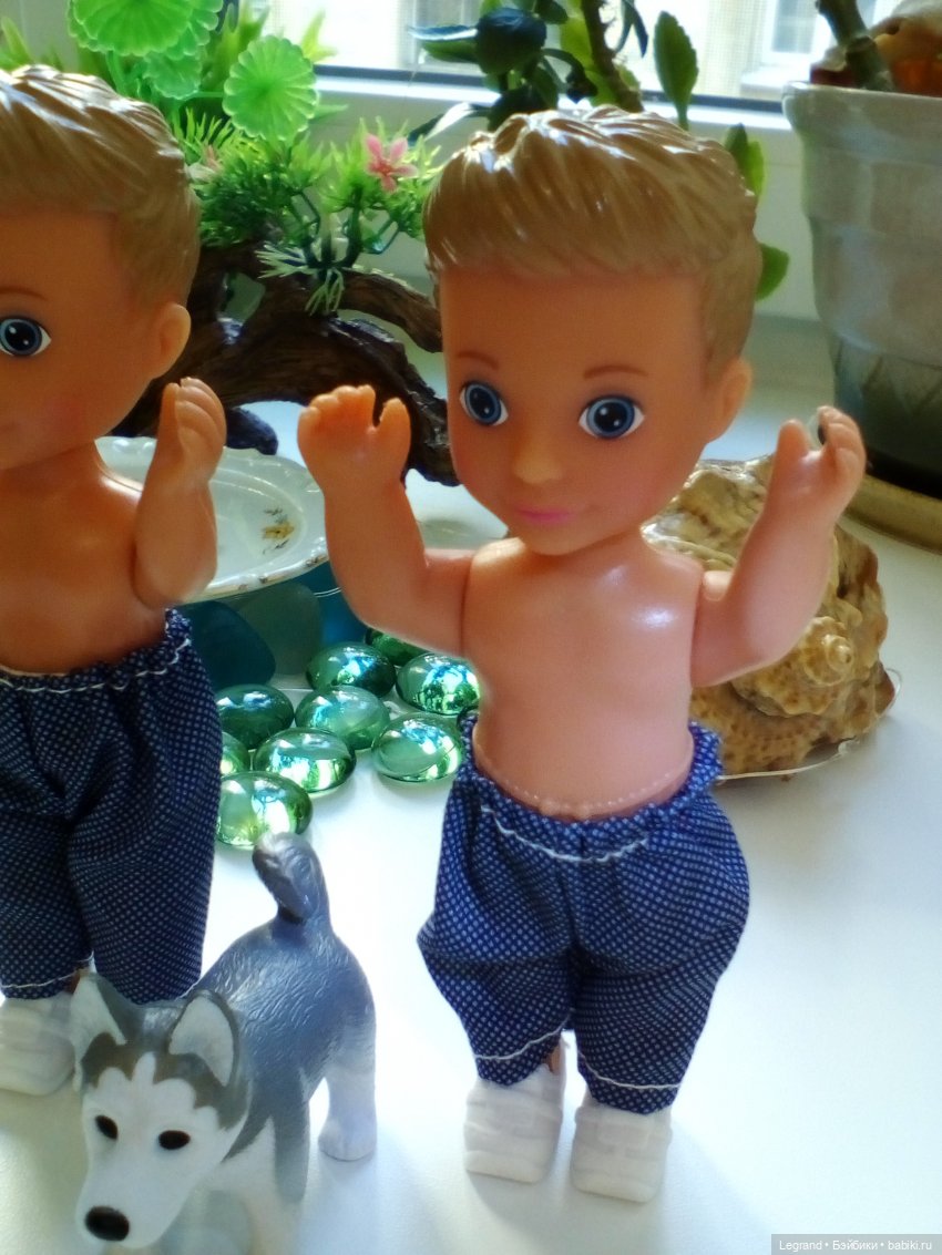 Маленькие луренцы на утренней пробежке