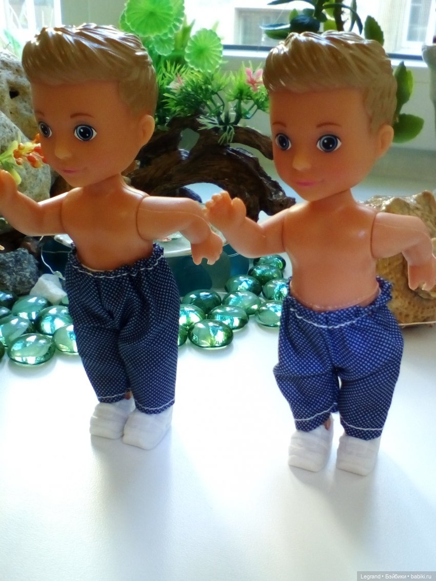 Маленькие луренцы на утренней пробежке