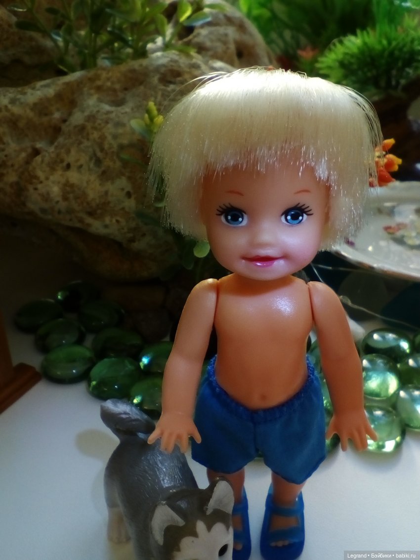 Маленькие луренцы на утренней пробежке