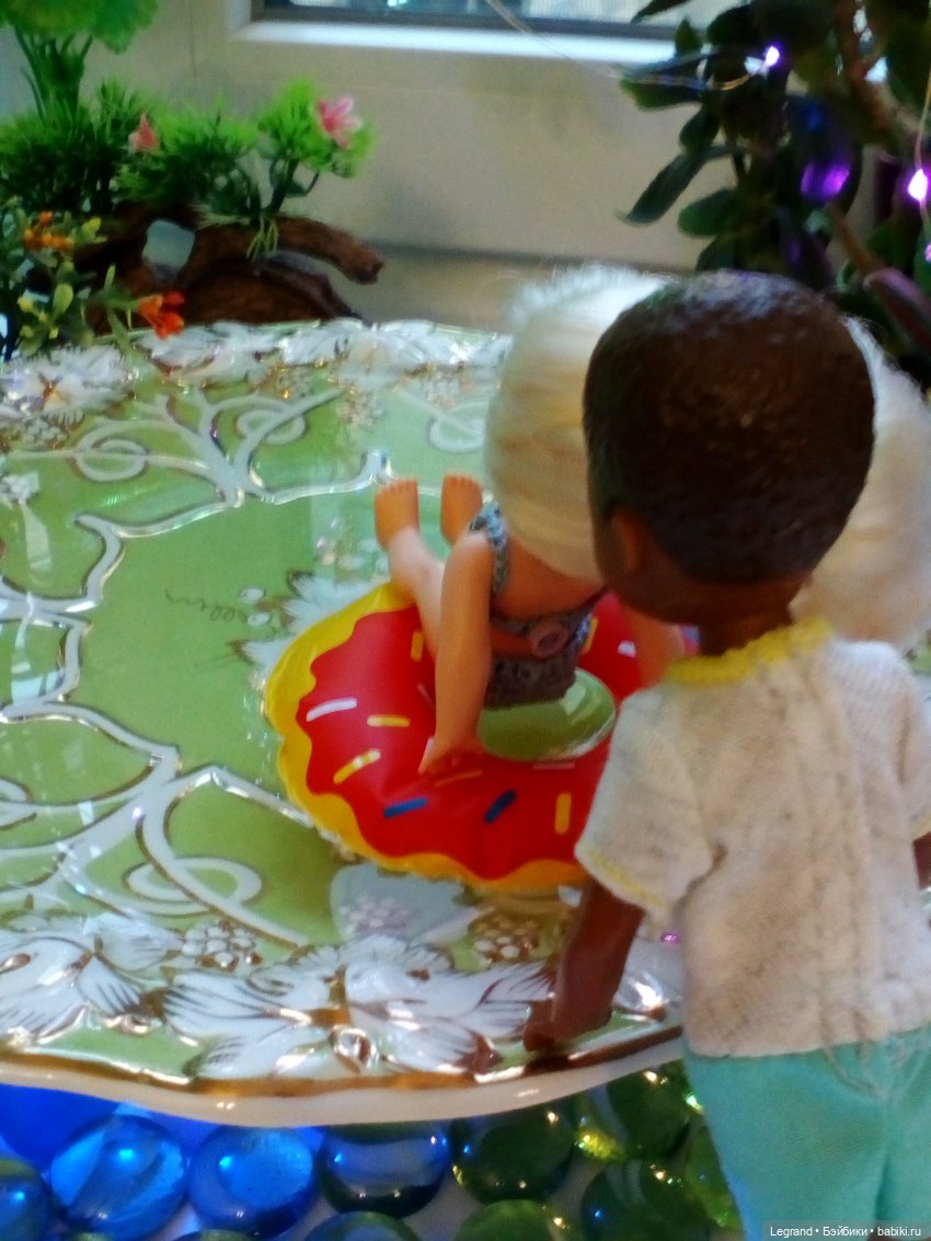 Лурения. Сад. Камилла в купальнике