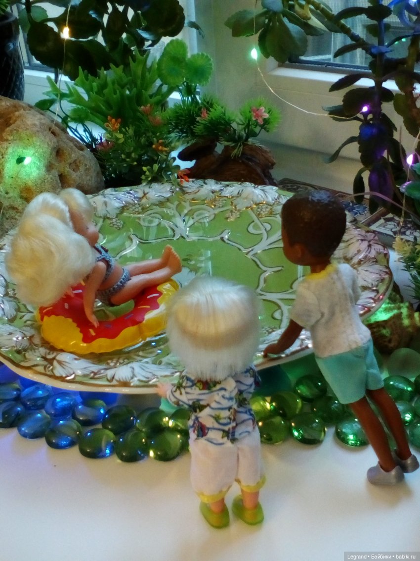 Лурения. Сад. Камилла в купальнике