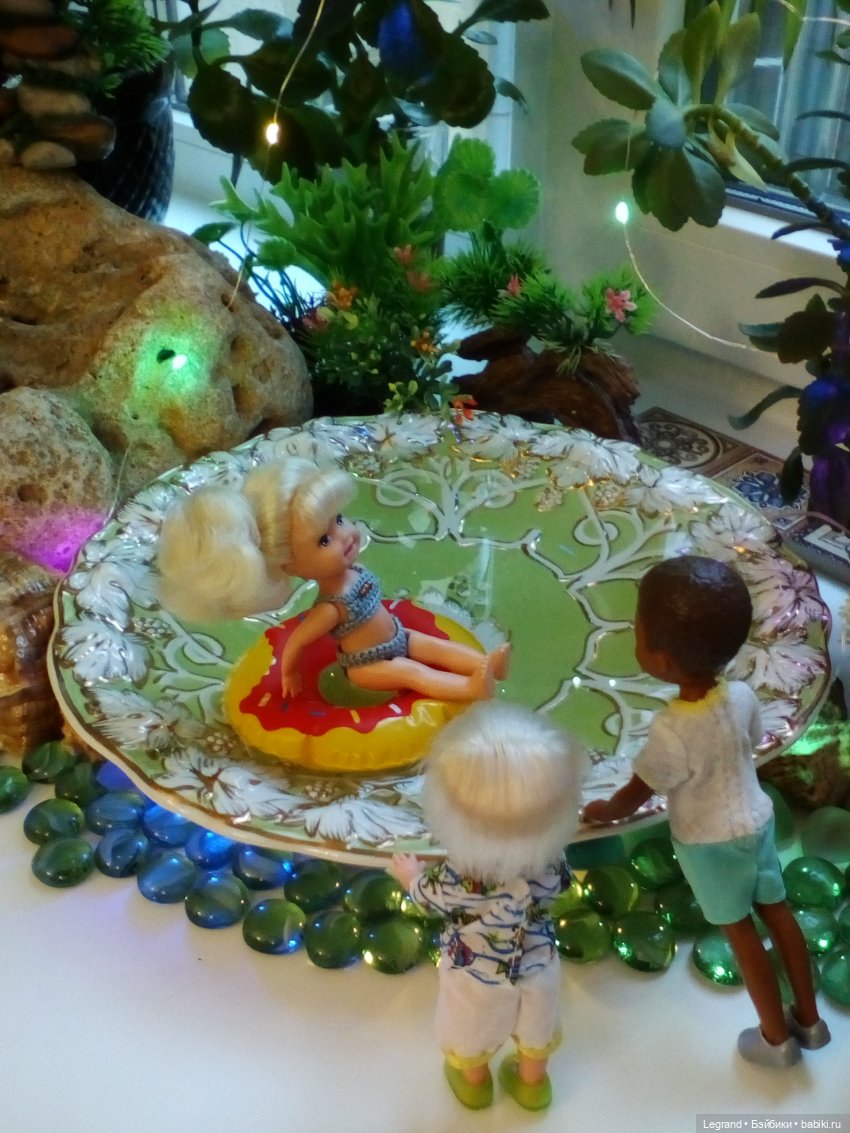 Лурения. Сад. Камилла в купальнике