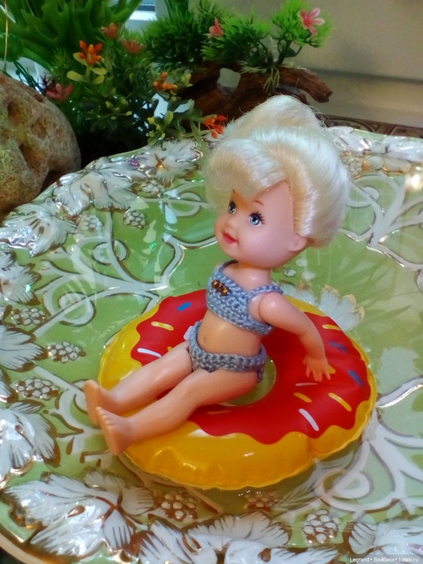 Лурения. Сад. Камилла в купальнике