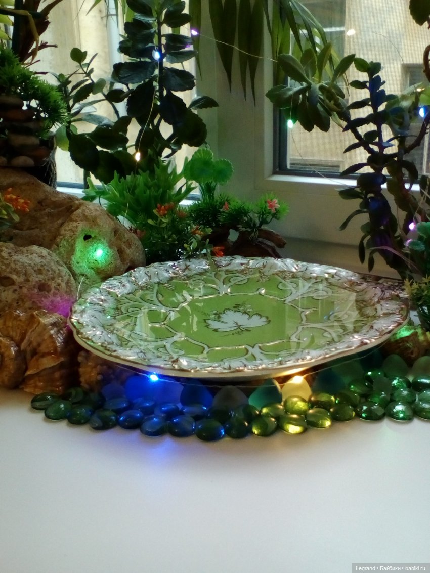 Лурения. Сад. Камилла в купальнике