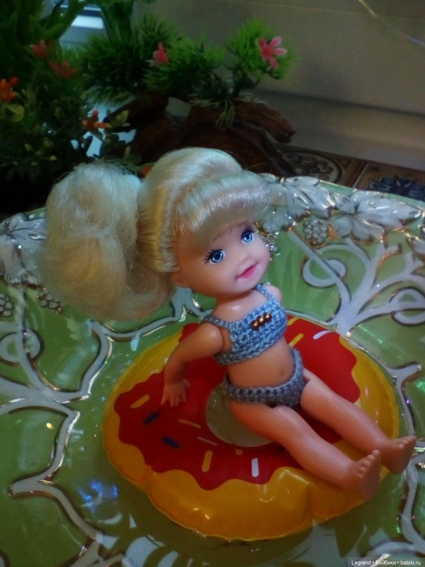 Лурения. Сад. Камилла в купальнике