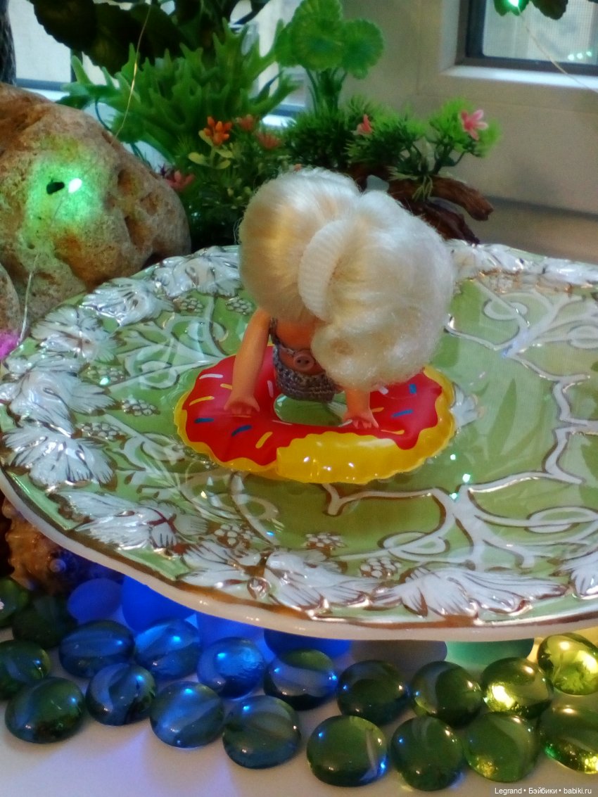 Лурения. Сад. Камилла в купальнике