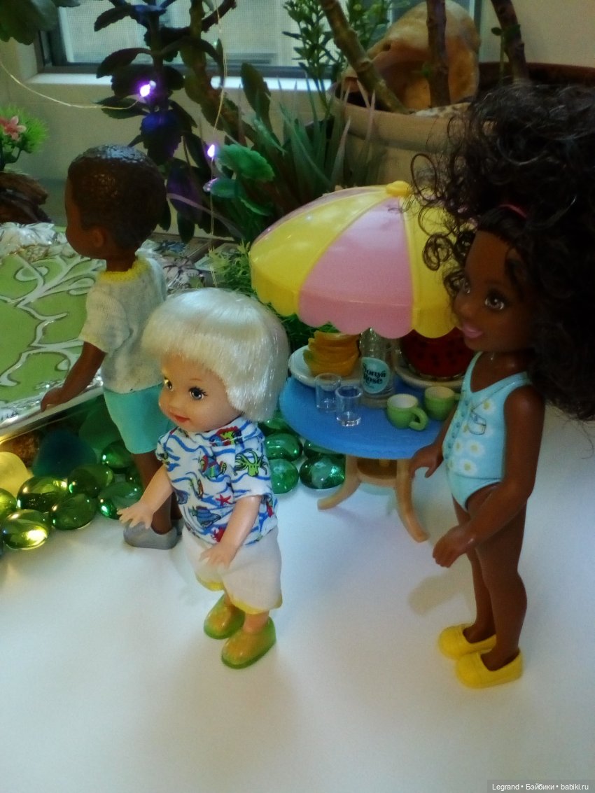 Лурения. Сад. Камилла в купальнике