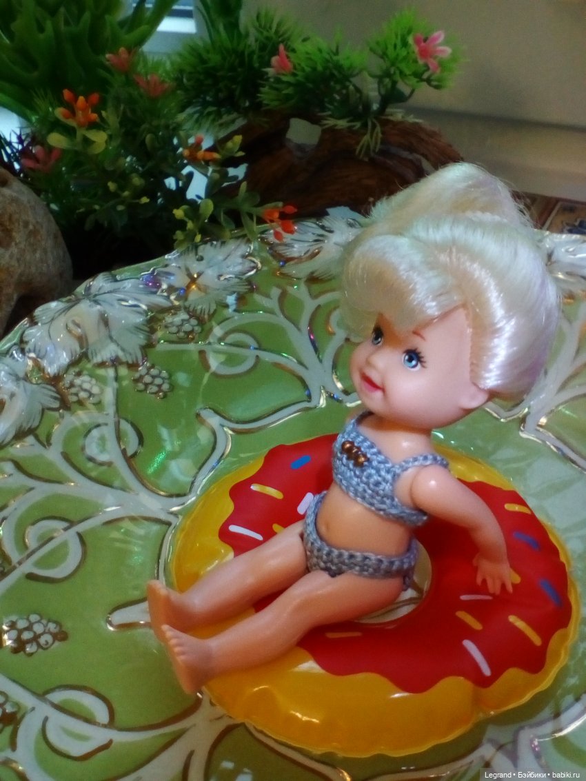 Лурения. Сад. Камилла в купальнике