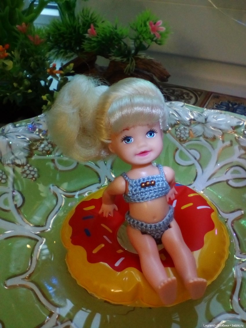 Лурения. Сад. Камилла в купальнике