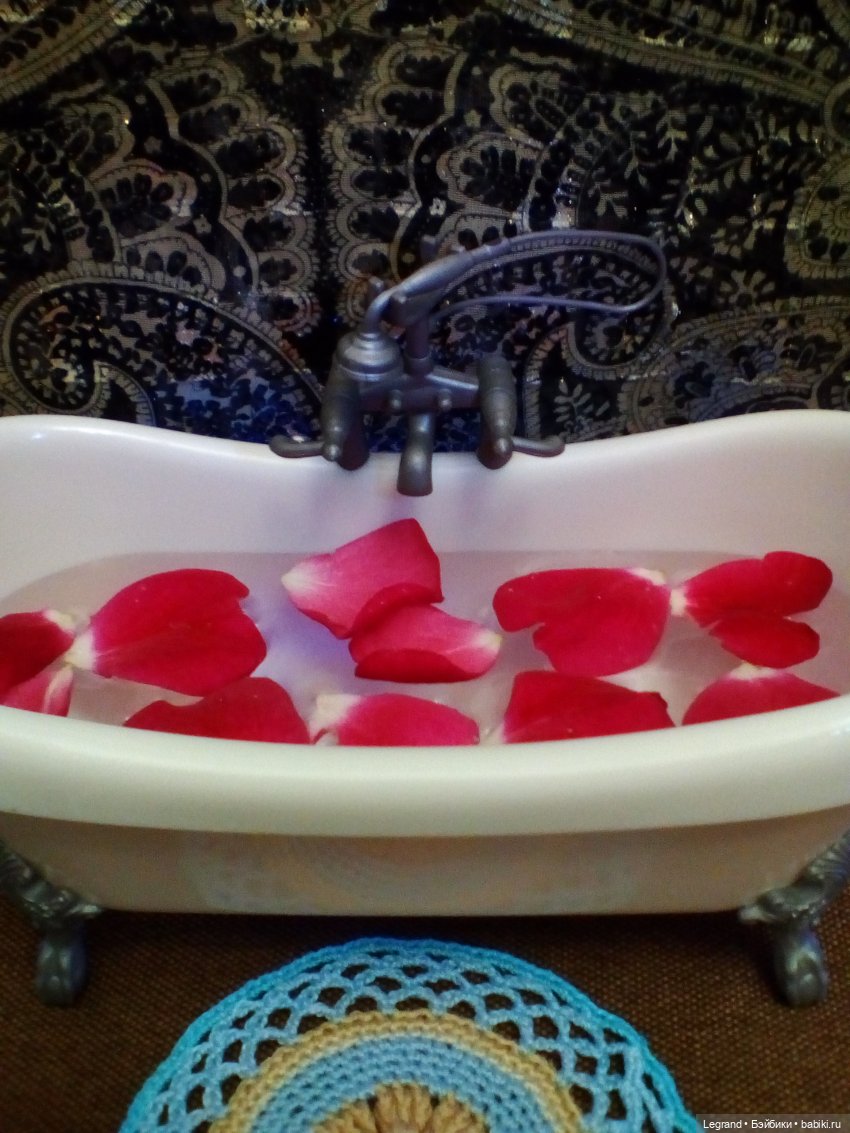 Они сами пишут свои истории: ванна с лепестками роз для Диор (фото 8)